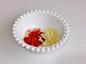 蒜末，辣椒粉，白芝麻放入碗中。