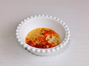 倒入“热油”搅拌。