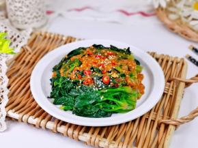 麻酱淋在菠菜上。