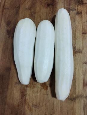 白萝卜削皮洗净备用！