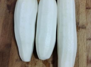 白萝卜削皮洗净备用！