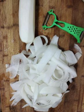 用削皮刀把萝卜削成薄片！