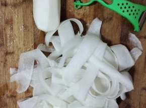 用削皮刀把萝卜削成薄片！