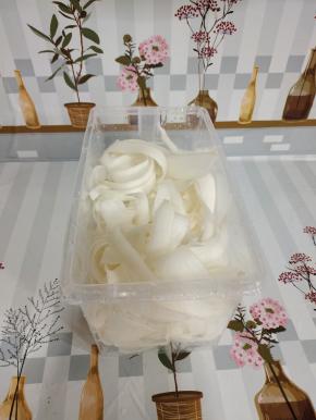 削好的萝卜片放入容器中备用！