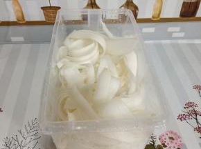 削好的萝卜片放入容器中备用！