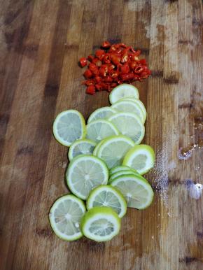 小米辣切成圈，柠檬切成片备用！