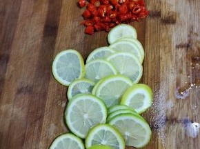 小米辣切成圈，柠檬切成片备用！