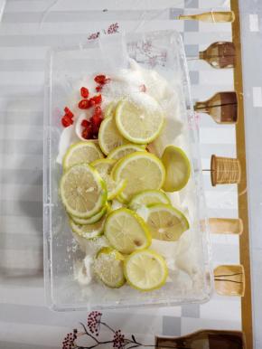 放入小米辣，柠檬片，一勺盐，三大勺白糖！