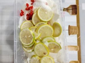 放入小米辣，柠檬片，一勺盐，三大勺白糖！