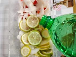 倒入适量的雪碧！