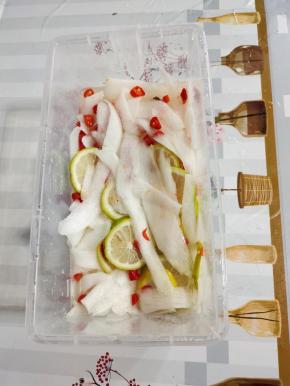 雪碧不要放的太多，刚好把萝卜片淹住即可！