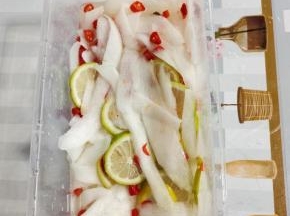 雪碧不要放的太多，刚好把萝卜片淹住即可！