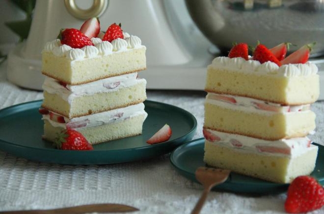 酸酸甜甜草莓切片蛋糕，下午茶小点心安排！