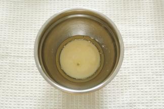 分离蛋白和蛋黄，蛋白冷藏。牛奶和玉米油用蛋抽搅打至乳化，看不见油点。