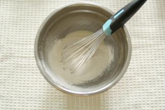 低粉筛入，Z字形拌匀至无干粉。