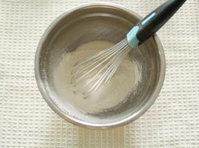 低粉筛入，Z字形拌匀至无干粉。