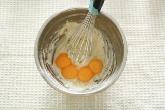 加入蛋黄，Z字形拌匀成顺滑滴落蛋黄糊。