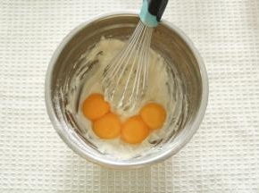 加入蛋黄，Z字形拌匀成顺滑滴落蛋黄糊。