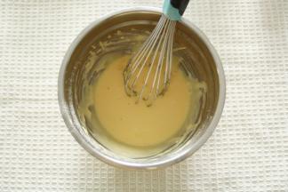 Z字形拌匀成顺滑滴落蛋黄糊。