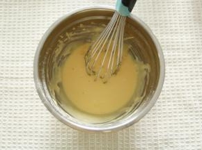 Z字形拌匀成顺滑滴落蛋黄糊。