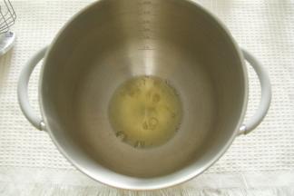 预热烤箱上下180度。蛋白倒入打面桶，加柠檬汁去腥。