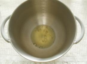 预热烤箱上下180度。蛋白倒入打面桶，加柠檬汁去腥。