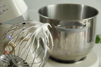 10档打到鱼眼泡，加1/3糖；打到细密小泡加1/3糖；打到略带纹路，加最后的糖。4分钟左右打到提起打蛋笼呈现弯钩（湿性发泡），转低速再打几圈，整理大气泡。