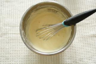 取1/3蛋白霜入蛋黄糊，切拌翻拌手法初步混匀。