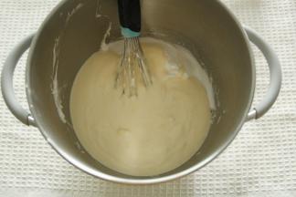 拌匀的面糊倒回到剩余蛋白霜中，同样操作，混匀后用刮刀将盆边和盆底部蛋抽没有拌匀的，再翻拌几下。