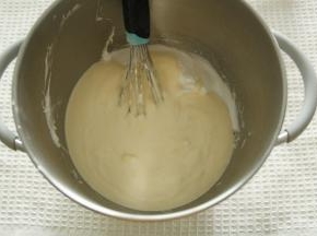 拌匀的面糊倒回到剩余蛋白霜中，同样操作，混匀后用刮刀将盆边和盆底部蛋抽没有拌匀的，再翻拌几下。