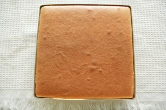 烤完取出轻振2下振出热气