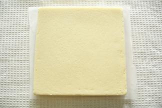 静置2分钟后盖油纸倒扣，抹油的模具可轻松脱模，毛巾面朝上晾至温热。