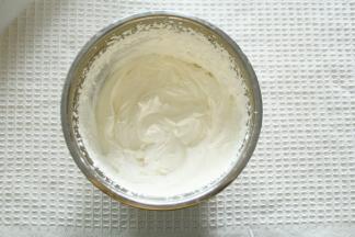 淡奶油加25克糖打发成裱花状。