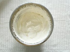 淡奶油加25克糖打发成裱花状。