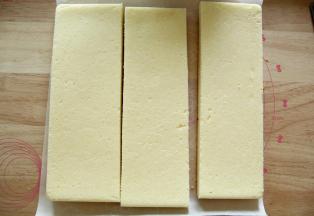 均分成3条，草莓洗净部分切2-3毫米薄片。