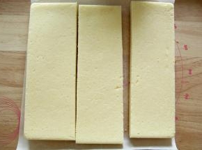 均分成3条，草莓洗净部分切2-3毫米薄片。