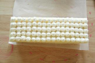 同样操作至最后一层，淡奶油用16齿裱花嘴裱花装饰，