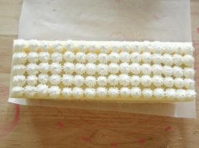 同样操作至最后一层，淡奶油用16齿裱花嘴裱花装饰，