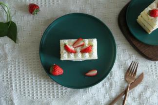 切件用草莓块装饰！