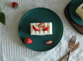 切件用草莓块装饰！