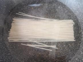 锅里放水烧开，下入荞麦挂面。