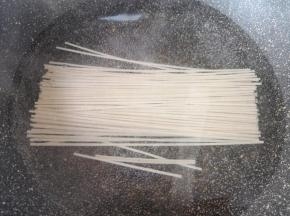 锅里放水烧开，下入荞麦挂面。