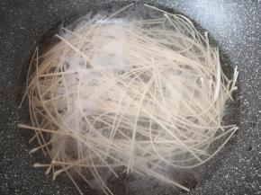 用筷子将面条搅散，再次烧开以后转小火煮5分钟。