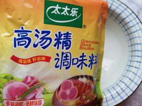碗里加入一勺高汤精，放生抽和盐。