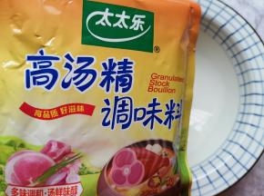 碗里加入一勺高汤精，放生抽和盐。