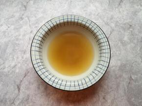 加入两勺面汤搅拌均匀。