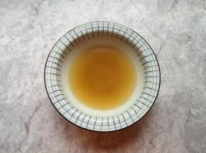 加入两勺面汤搅拌均匀。