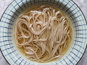 放入煮好的面条。