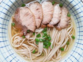 摆上牛肉片，撒上葱花。