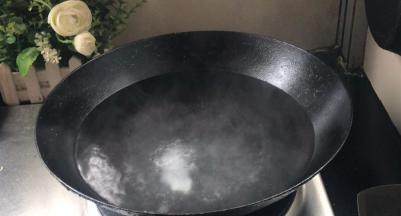 锅中烧半锅水，加入食用碱烧开